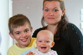 Leben mit seltenem Gendefekt: Von Mäusen und Menschen - Timon knuddelt gern mit seiner Schwester Sanja. Beide haben einen seltenen Gendefekt. Ihre Mutter Andrea Haas hofft deshalb jetzt auf Forscher aus den USA.