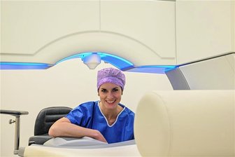 Leben ohne Brille: Medizinerin zwischen privater Augenklinik und kommunalem Klinikum - Am kommunalen Klinikum wäre so ein Laser wohl nicht zu finden. Auch die gute technische Ausstattung lockte die Medizinerin Nancy Diedenhofen in die Privatklinik. 