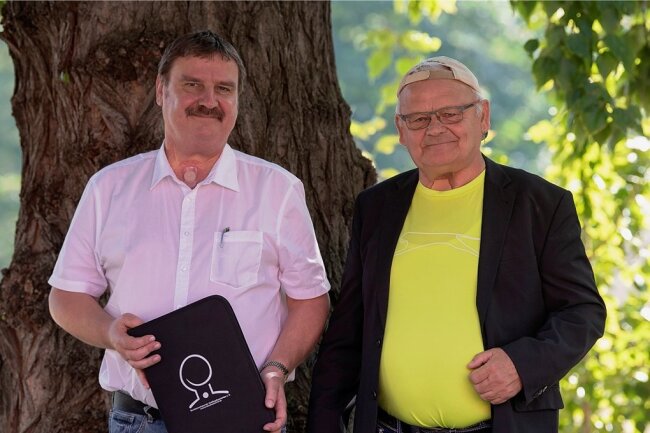Leben ohne Kehlkopf - Das Atmen funktioniert nun über eine neue Öffnung im Hals: Jens Sieber und Peter Helisch von der Kehlkopflosen-Selbsthilfegruppe Mittweida und Umgebung haben zurück ins Leben gefunden.