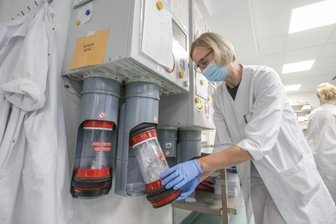 Leben retten per Luftdruck - Labormitarbeiterin Uta Lange setzt im Labor ein Büchse in die Rohrpostanlage ein. Mit dem System können 68 Stationen am Klinikum erreicht werden.