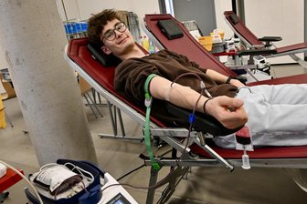 Leben retten und die Abi-Kasse aufmöbeln: Blutspende in Zwickauer Gymnasium - Der Zwickauer Abiturient Julian Täufel hängt am Tropf – auch aus finanziellen Gründen.
