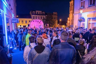 Leben statt leiden: Wo Oelsnitz anpacken will - Pluspunkt Innenstadtkonzerte: Im Mai 2023 feierten mehr als 400 Besucher beim Konzert der obervogtländischen Band Halb so wild auf der Oberen Kirchstraße in Oelsnitz.