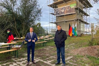 Leben und Sterben im Schatten des Turmes - Ankommen, sprechen und wieder weg: Markus Söder (rechts) und Michael Kretschmer (links) beim sehr kurzen Einheitsfrühstück am Samstag vor dem einstigen Grenzturm in Heinersgrün im Vogtland.