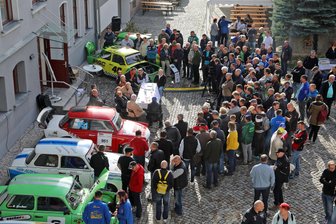 Lebende Legenden und ihre Rennpappen - Besucher strömen herbei. 