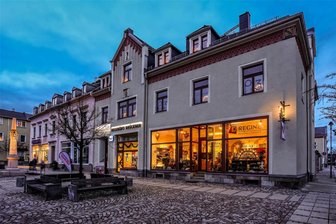 Lebendige Adventskalender im Erzgebirge: Angebote in Eibenstock und Schönheide - Das Geschäft „Regine“ veranstaltet mit dem Reisebüro und P3 eine Hofweihnacht am 8. Dezember.