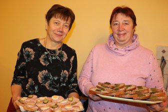 Lebendige Adventskalender verkürzen in der Stadt Pausa-Mühltroff das Warten bis zur Bescherung - Sabine Pöhnert (links) und Bettina Petzoldt von der Kirchgemeinde Ranspach versorgen die Besucher mit Leberwurstbroten und Pfefferkuchen, Gühwein und Tee.