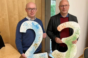 Lebendiger Adventskalender: Erstmals öffnen 23 Türchen in Zwickau - Kantor Matthias Grummet (links) und Pfarrer Andreas Marosi haben den ersten lebendigen Adventskalender der Zwickauer Kirchen organisiert. Es gibt 23 Stationen. Die 24. soll der Weihnachtsgottesdienst in der eigenen Kirche sein.