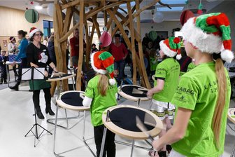 Lebendiger Adventskalender: Grünhainichens Grundschüler beeindrucken großes Publikum - Unter Anleitung von Michaela Schädlich sorgten die Trommelkids der Grundschule für musikalische Unterhaltung.