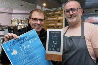 Lebendiger Adventskalender in Flöha: 24 Kalenderfenster verstecken Adventserlebnisse - Am 17. Dezember wird der lebendige Adventskalender bei Eismann Daniel Ivandic (r.) stattfinden, der mit André Riedel die Aktion vorbereitet.