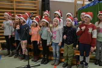 Lebendiger Adventskalender in Lugau: Geld für Förderverein der Grundschule - Die Spende, die der Förderverein der Grundschule Lugau erhalten hat, kommt den Kindern zugute.