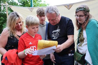 Lebendiges Computerspiel erfordert Kondition und Köpfchen: Vereinsidee stößt auf große Resonanz - Michael Klaus mit seiner Tochter Alexandra und den Enkelsöhnen vor der Elfenhöhle.