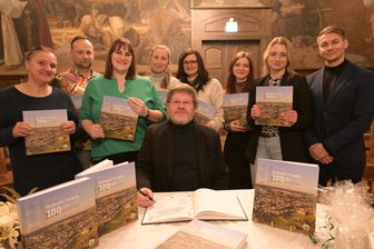 Lebendiges Geschichtsbuch für Thalheim: Festschrift „100 Jahre, 100 Geschichten“ - Für ihr Engagement durften sich acht Thalheimer ins Goldene Buch der Stadt eintragen.