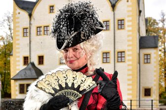 Lebendiges Museum in Oederan: Auf der Jagd mit „Kammerzofe“ Birgit Lehmann - Schauspielerin Birgit Lehmann, hier in anderer Rolle, vor dem Wasserschloss Klaffenbach.