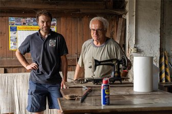 Lebensaufgabe im Erzgebirge: Warum in einer alten Fabrik alte Maschinen wieder neu aufgemöbelt werden - Jörg Lehmann (links) und Bernd Rösch sind seit vielen Jahren ein eingespieltes Team – auch beim Reparieren alter Nähmaschine, wie hier in der nicht mehr genutzten Mynett-Fabrik in Oberschaar.