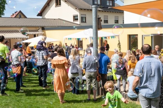 Lebensbaum schlägt Wurzeln in Burgstädt - Zum Familienfest anlässlich der Einweihung des Anbaus (rechts) des Kindergartens "Lebensbaum" steigen Seifenblasen in die Luft. 