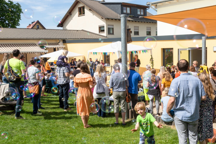 Zahlreiche Besucher zählte das Familienfest am Samstag im Rahmen der Eröffnung des Kindergartens "Lebensbaum" in Burgstädt.
