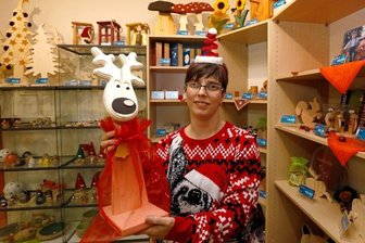 Lebensbrücke kooperiert mit Händlern aus der Region - Mandy Basner verkauft im Werkstattladen der "Lebensbrücke" in Niederlungwitz Artikel, die von Menschen mit Handicap fertigt wurden.