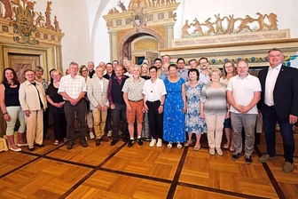 Lebenselexier für die Stadt: Welche engagierten Ehrenamtler in Augustusburg geehrt wurden - Die geehrten ehrenamtlich Engagierten mit Bürgermeister Jens Schmidt (rechts) sowie Stadträten im Hasensaal des Schlosses Augustusburg.