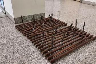 Lebensgefährliche Selbstjustiz? Rätselraten um martialische Fallen in Wald bei Zwickau - Diese Fallen wurden im Wald in der Nähe des Hartensteiner Ortsteils Zschocken gefunden.