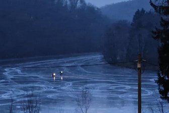 Lebensgefährlicher Spaß: Motorradfahrer jagen über gefrorene Talsperre Kriebstein - Zwei Motorräder drehten am Samstagabend auf der zugefrorenen Talsperre ihre Runden.