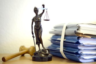 Lebensgefährtin erstochen: Angeklagter aus Crimmitschau muss zehn Jahre hinter Gitter -