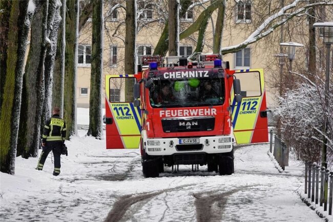 Lebensgefahr: Chemnitzer Feuerwehr sperrt Teile des Parks am Schloßteich - Ein Einsatzfahrzeug der Berufsfeuerwehr Chemnitz während der Arbeiten in den Anlagen am Schloßteich. 
