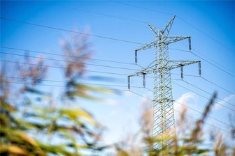 Lebensgefahr: Mitnetz warnt vor Unfällen an Strommasten und Hochspannungsleitungen - Freileitungen und Strommasten können nicht nur zur Erntezeit eine Gefahr für Landwirte sein.