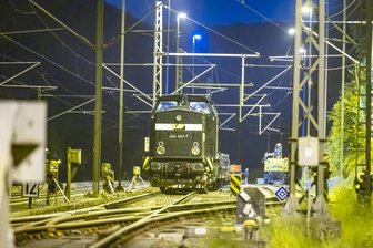 Lebensgefahr: Zwei blinde Passagiere auf Güterzug in Sachsen gestoppt - Die beiden Männer legten sich auf einen Waggon dieses Autozugs in Bad Schandau.