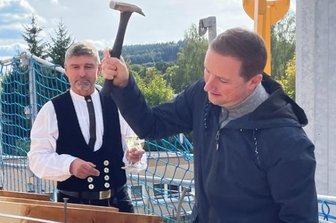 Lebenshilfe feiert Richtfest für Neubau - Nach dem Richtspruch von Zimmerer Jörg Schwinger schlug Marcus Köppler vom Vorstand den symbolischen letzten Nagel ein.