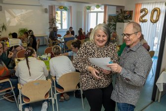 Lebenshilfe im Vogtland: „Zebra“ macht aus Räumen ein Zuhause - Wohnbereichsleiterin Marion Meißner und Peter Hallbauer vom Vorstand der Lebenshilfe haben mitgefeiert.