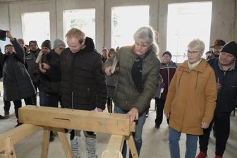 Lebenshilfe Reichenbach feiert Richtfest am Werkstatt-Neubau für behinderte Menschen - Werkstatt-Mitarbeiter Jörg Vergin (l.) und Bauleiter Steffen Musial schlugen beim Richtfest für die neue Werkstatt für behinderte Menschen symbolisch die letzten Nägel in ein bereitgestelltes Stück Sparren.