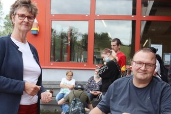 Lebenshilfe-Werkstatt in Reinsdorf hadert mit Corona-Folgen - Bundestagsabgeordnete Sabine Zimmermann (Die Linke) im Gespräch mit Werkstattmitarbeiter Gerald Stöcker. 