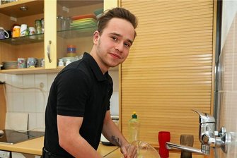 Lebenskünstler aus Werdau ist in eigener Wohnung endlich angekommen - Marlon Müller ist stolz auf das, was er sich aufgebaut hat. Den Haushalt in seiner ersten eigenen Wohnung zu erledigen, gehört für ihn zu seiner Selbstständigkeit und Freiheit dazu.