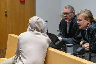 Lebenslange Haft nach Auftragsmord an dreifacher Mutter - Wegen eines Mordes an einer Mutter mit drei Kindern ist ein 30 Jahre alter Mann, hier mit seinen beiden Verteidigern, zu einer lebenslangen Gefängnisstrafe verurteilt worden.