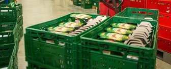 Lebensmittel-Firma: Sohn setzt Vaters Lebenswerk fort - Blick in ein Lagergebäude des Unternehmens: Die Produkte werden in Garschalen (vorn) und Rollen verschiedener Größe verpackt. 