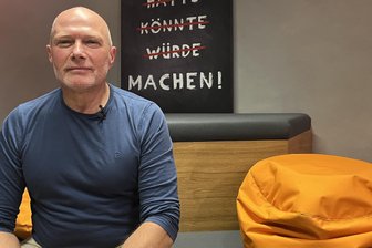 Die Tafel im Hintergrund hat Norbert Dechant sich bewusst ausgewählt. "Der Spruch beschreibt die Arbeit der Foodsaver am Besten", sagt er. 