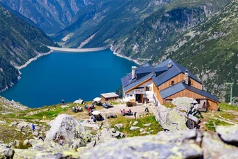 Lebensmitteltransport per Helikopter: Fünf Fakten zum 125. Geburtstag der Plauener Hütte - Die Plauener Hütte: Ein beliebtes Ziel für Wanderer und Bergsteiger in den Zillertaler Alpen. Von hier aus erreicht man Berge in über 3000 Metern Höhe.