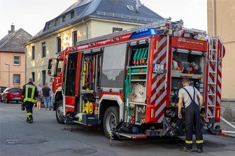 Lebensretter ehrt Lebensretter: Warum zwei mutige Menschen in Netzschkau unerkannt bleiben wollen - Bei einem Wohnungsbrand am 15. Juni wurde in Netzschkau eine 94-jährige Frau aus ihrem Haus gerettet.