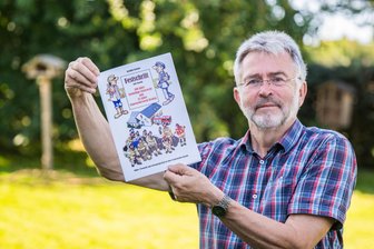 Lebensretter, Großbrand und Kugelblitz - Feuerwehr im Erzgebirge feiert 100-Jähriges - Eigens fürs Feuerwehrjubiläum hat Ortschronist Joachim Schwind eine Festschrift voller interessanter Begebenheiten aus dem Dorfleben geschaffen. Die Auflage beträgt 300 Stück.