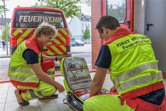 Lebensretter im Erzgebirge - weil jede Sekunde zählt - Notfallsanitäter Max Bärthel (links) leitet die First-Responder-Gruppe, die am Mittwoch in Thum ihren Dienst antrat. Der 26-Jährige ist seit vielen Jahren Mitglied der Freiwilligen Feuerwehr - hier im Bild überprüft er gemeinsam mit Notfallsanitäter Michael Kahlert die Ausrüstung der freiwilligen Helfer. In den Reihen der Aktiven befindet sich auch ein Notarzt.