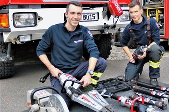Lebensretter mit Schere und Säge: Wie Eppendorfer zum Dienst bei der Feuerwehr kommen - Die Kameraden Manuel Reichel (l.) und Lukas Morgenstern präsentierten zum Tag der offenen Tür Werkzeuge, die insbesondere bei Verkehrsunfällen benötigt werden.