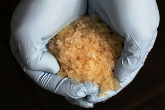 Lebensverkürzende Wirkung: Wie Corona junge Süchtige trifft - Sieht fast aus wie Kandiszucker, ist aber Crystal Meth: Ein Ermittler des Bundeskriminalamtes hält bei einer Pressekonferenz die billige, synthetisch hergestellte Droge in seinen Händen. Deren Konsum schafft ein trügerisches Glücksgefühl, macht rasch abhängig und führt in eine Abwärtsspirale.