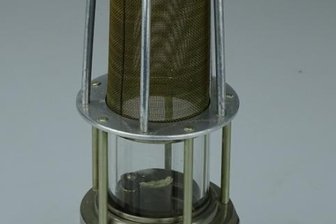 Lebenswichtiger Fortschritt: Vom Kienspan zur Sicherheitslampe - Links die Benzin-Sicherheitslampe von 1914, rechts ein Blick in die 2018 eröffnete Ausstellung.