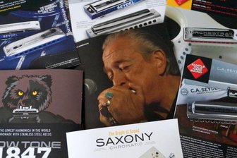 Lebenszeichen aus der Mundi-Szene - Auch Grammy-Preisträger Charlie Musselwhite (Foto) aus den USA spielt Mundharmonikas von C. A. Seydel Söhne aus Klingenthal. 