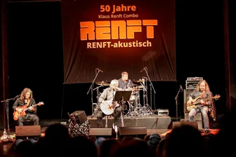 Lebenszeichen einer Legende: Renft spielt nach langer Pause im Erzgebirge - Renft akustisch spielen aktuell: Gitarrist Gisbert „Pitti“ Piantkowksi, Gitarrist und Sänger Thomas „Monster“ Schoppe, Schlagzeuger Olli Becker und Bassist Peter Rasym (von links).