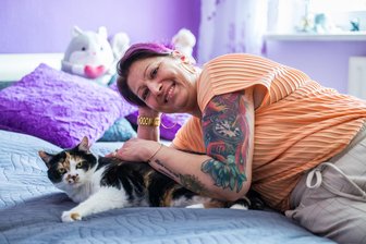 Leberpatientin spricht über ihre Leidenszeit: „Mit jedem Tag stirbt man ein bisschen mehr“ - Janet Meschke mit Katze Samira. Sie war ihr ein Trost während der Jahre, als es Meschke sehr schlecht ging.