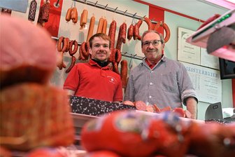 Leberwurst mit Mango und Knacker nach Großvaters Rezept: Fleischerei in Wechselburg gibt es seit über 80 Jahren - Steffen Sacher (r.) übergibt die Fleischerei an seinen Sohn Sebastian Sacher. Damit wird der Familienbetrieb in vierter Generation geführt.