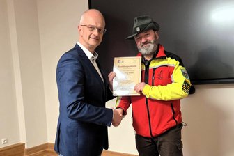 Lebhafte Diskussion in Vogtlandstadt über Stadtjäger: Was am Ende beschlossen wurde - Bürgermeister Mike Purfürst bestellt Kay Rotter zum Stadtjäger.