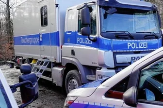 Leblose Frau in Steinbruch gefunden - Polizeieinsatz im Zeisigwald: In einem Teich wurde eine leblose Frau gefunden.