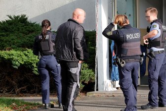 Leblose Person vor Hauseingang in Chemnitz entdeckt - Was ist hier passiert? Die Polizei ermittelt.
